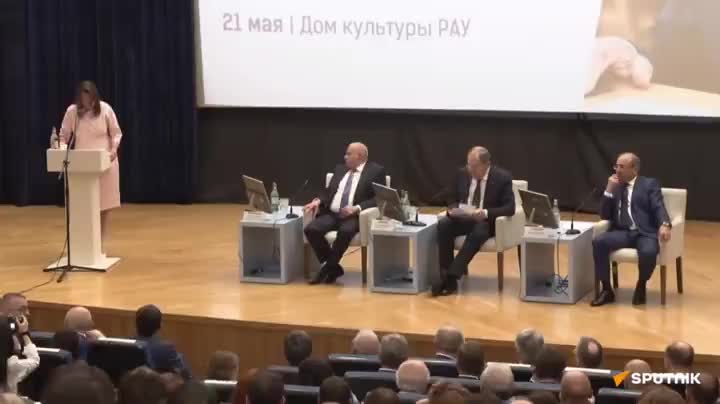 Лавров и Сандоян обменялись шутками на встрече со студентами в Ереване