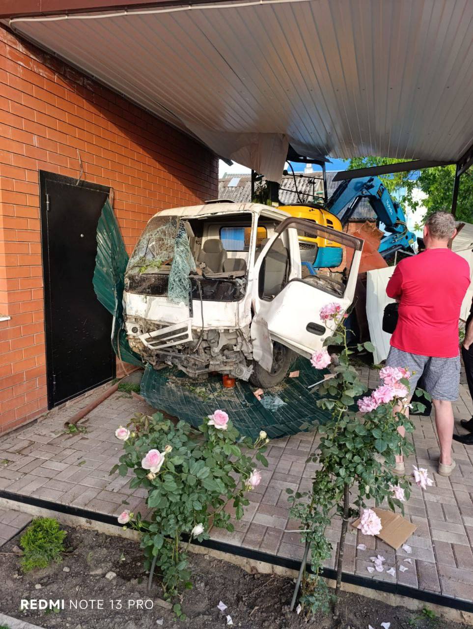 Водитель эвакуатора погиб, врезавшись в жилой дом в Горячем Ключе 27 мая вечером эвакуатор, пробив ограждение, въехал в частный дом на улице Крупской. 39-летний водитель погиб на месте ДТП. Фото: ГУ МВД России по Краснодарскому краю Работа Авто Глэмпинг Медицина