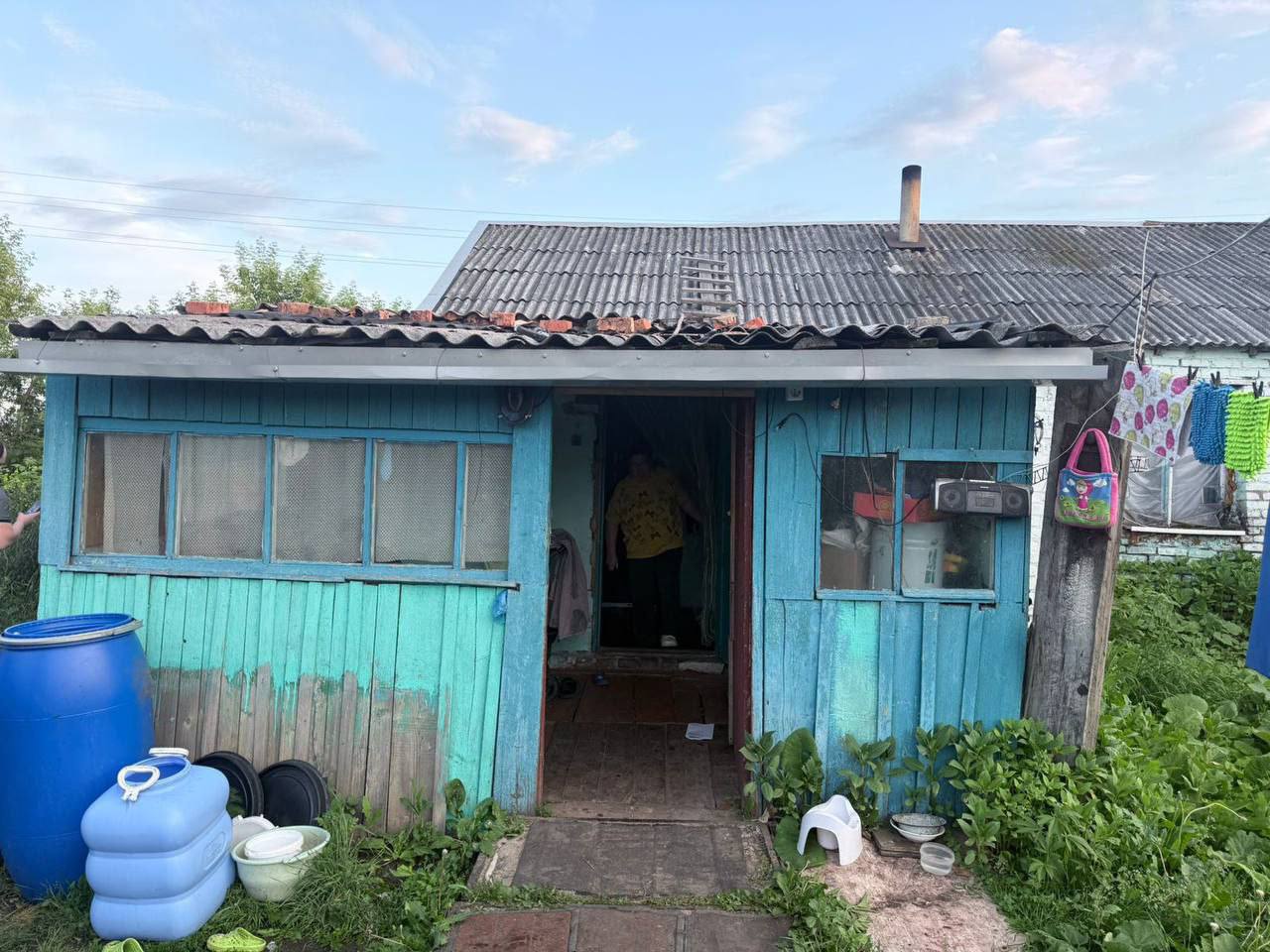 В Омской области годовалый ребенок утонул в ведре с водой  Трагедия произошла вчера, 14 июня. По версии следствия, родители, находясь в состоянии алкогольного опьянения, легли спать и оставили без присмотра свою годовалую дочь, а также двух её братьев — трех и четырех лет. Когда мать проснулась, она обнаружила девочку без признаков жизни в 30-литровом ведре, наполненном водой.  Возбуждено уголовное дело по части 1 статьи 109 УК РФ — причинение смерти по неосторожности. Также будет проведена проверка работы сотрудников профилактических служб, которые осуществляли контроль за данной неблагополучной семьей.  Фото: Прокуратура Омской области