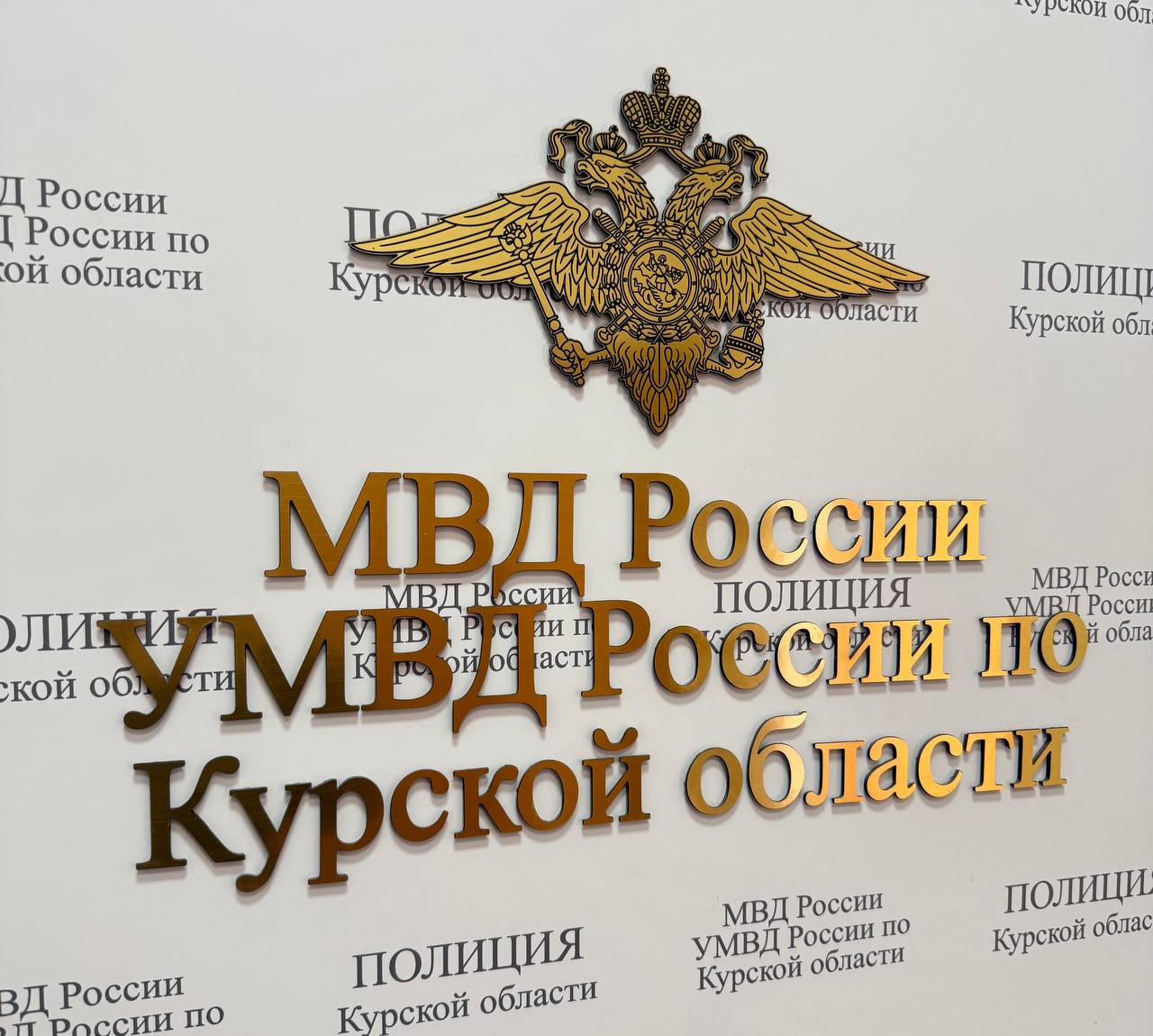 В Курске полицейские задержали рецидивиста совершившего серию краж Как выяснилось мужчина много раз посещал магазин спортивной одежды и каждый раз выносил оттуда товары не заплатив Ранее фигурант неоднократно был судим за хищения а также незаконный оборот наркотиков Мужчина не работал а жил на вырученные от продажи краденого имущества деньги Так в магазин на улице Студенческой он приходил более 5 раз Действовал умело и аккуратно пропажу товара администрация обнаружила только при проведении инвентаризации Злоумышленника не смущало что все его действия фиксировались камерами наблюдения торгового зала Эти записи руководство магазина позже приложило к заявлению поданному в Северо Западный отдел полиции Общий ущерб превысил 50 тысяч рублей Выяснилось что от рук фигуранта пострадали и другие магазины Курска Сейчас по данным фактам преступной деятельности задержанного возбуждены уголовные дела ему грозит ответственность в виде лишения свободы