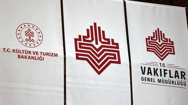 Генеральное управление вакыфов после землетрясений февраля 2023 года в одном из самых пострадавших от жилищного кризиса городов Хатай повысило арендную плату для своих арендаторов на 195 Арендная плата которая в 2019 году составляла 1200 турецких лир в 2024 году выросла до 18 тысяч лир а с 2025 года достигнет 35 тысяч лир BirGün Мустафа Бильдирджи