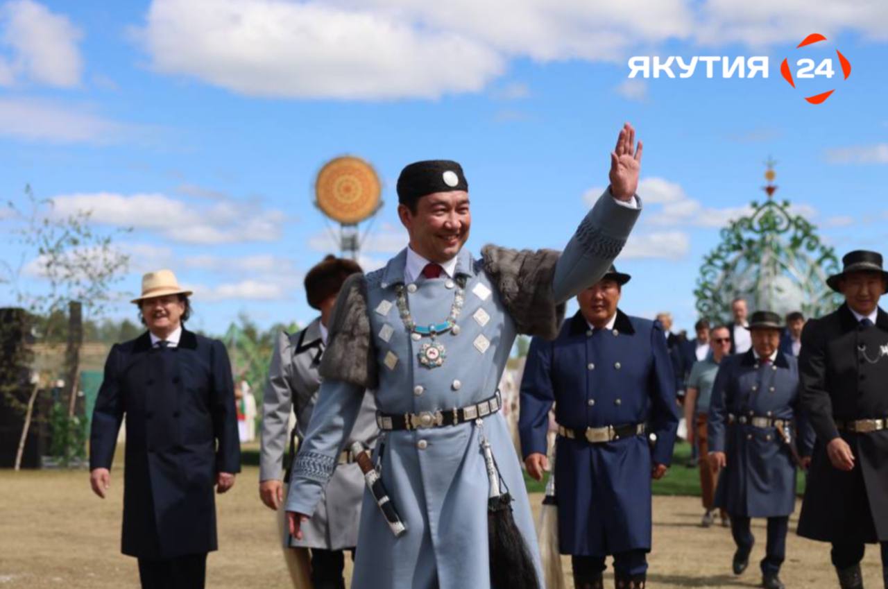 Айсен Николаев поздравил якутян с Днем Олонхо  День Олонхо в республике отмечается с 2006 года ежегодно 25 ноября. В этот день в 2005 году ЮНЕСКО включила якутский героический эпос Олонхо в список «Шедевров устного и нематериального культурного наследия».  «Героический эпос – это великий дар наших предков, который стал основой духовной силы, уникальным памятником устного народного творчества якутов. Мы бережно храним, изучаем и развиваем наше бесценное наследие, признанное шедевром нематериального наследия ЮНЕСКО», – приводятся слова главы Якутии.