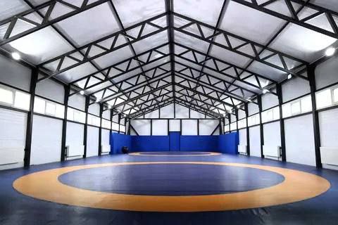 В селе Карамахи Буйнакского района построят современный физкультурно оздоровительный комплекс площадью 1200 кв метров и пропускной способностью 50 человек с универсальным игровым залом Проект получивший положительное заключение Госэкспертизы Дагестана включает универсальный игровой зал 36х18 метров контрольно пропускной пункт котельную трансформаторную подстанцию дизель генератор пожарный резервуар и насосную станцию очистные сооружения Сметная стоимость в 149 7 млн рублей будет финансироваться из федерального бюджета по соглашению Минспорта России и правительства Дагестана Проект реализуется по заказу ГКУ РД Дирекция по строительству и реконструкции объектов спорта