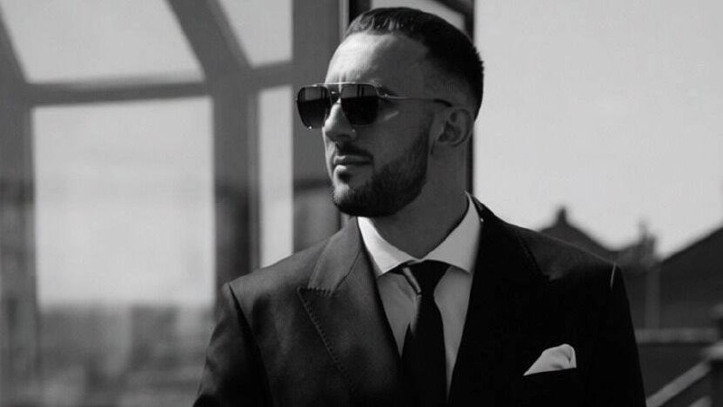 Оренбургский городовой В Оренбурге ушел из жизни известный фитнес тренер и блогер Дмитрий Нуянзин Он скончался во сне в возрасте 30 лет В ноябре у Дмитрия стартовал курс по похудению перед Новым годом Для того чтобы участвовать в программе на равных с клиентами блогер намерено набирал лишний вес питаясь фастфудом Предварительно это и стало причиной остановки сердца мужчины Прощание с Дмитрием прошло накануне orengorodovoy теперь и в МАХ Фото соцсети Дмитрия Нуянзина