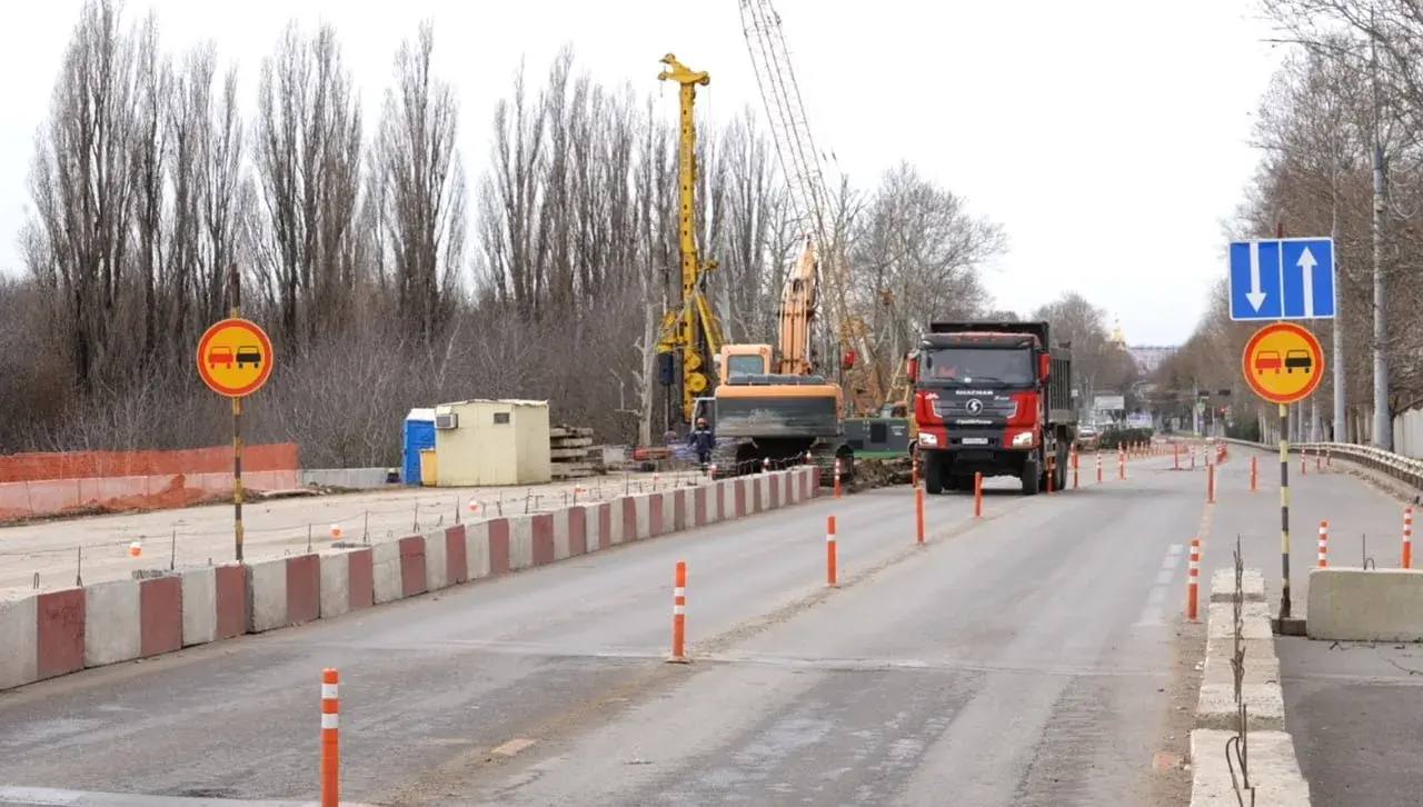20 декабря завершается период временного закрытия движения по Фадеевскому путепроводу Проезд транспорта был ограничен две недели назад За это время мы проверили организацию движения к аэропорту по альтернативным маршрутам по улицам Аэропортовской и им Бершанской Специалисты Центра организации дорожного движения мониторили ситуацию круглосуточно как на месте так и посредством камер видеонаблюдения Была откорректирована работа светофоров на улицах Уральской Бородинской Горячеключевской Несмотря на то что основная нагрузка дополнительно легла на эти улицы дорожно транспортная ситуация в сторону аэропорта усложнилась незначительно Принято решение о том что полное ограничение движения будет сохранено и дальше Также изменится организация дорожного движения по трассе М 4 Дон в районе путепровода Схема будет опубликована дополнительно Специалисты начнут полномасштабные работы в рамках реконструкции Фадеевского путепровода Её мы выполняем в рамках программы 25 35 К 1 сентября 2026 года планируем открыть движение по одной половине моста к концу следующего года полностью путепровод Весь период пока будут действовать ограничения мы совместно с сотрудниками ГИБДД ДПС Росгвардии продолжим отслеживать ситуацию и при необходимости будем вносить дополнительные корректировки в режим работы светофоров и организацию дорожного движения Мы понимаем что введённые ограничения вызывают неудобства но они необходимы для выполнения работ Просим жителей и гостей города отнестись с пониманием дорогиКРД
