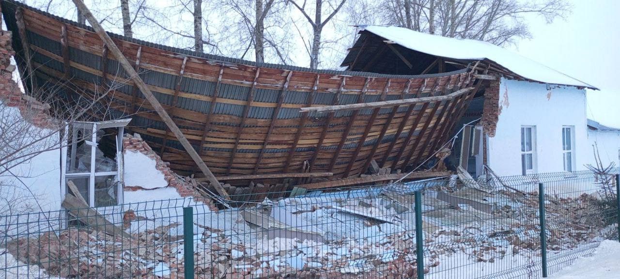 Очередная крыша в школе обрушилась в Новосибирской области Обрушение произошло в здании детской спортивной школы в райцентре Колывань Судя по комментариям местных жителей дети в здании занимались шахматами и теннисом Происшествие случилось ночью Между тем в прокуратуре утверждают что рухнувшее здание было закрыто там не велись занятия новосибирск babr24