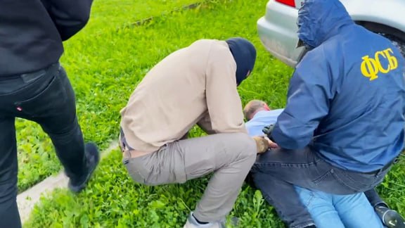 Возбуждено уголовное дело о хищении 100 млн на пермском оборонном заводе УФСБ по Пермскому краю возбудило уголовное дело о мошенничестве в особо крупном размере на предприятии ч 4 ст 159 Сумма ущерба составила более 100 млн руб рассказали в пресс службе краевого управления службы безопасности Выяснилось что руководитель компании похитил федеральные средства выделенные на покупку оборудования для оборонного заказа Для этого он вступил в сговор с работниками предприятия и вывел деньги через фиктивные договоры с поставщиками По данным РБК Пермь речь идет о директоре по развитию инфраструктуры и капстроительству АО Пермский завод Машиностроитель ПЗ Маш Виталии Волчеке Ранее он не стал обжаловать продление своего ареста до 21 декабря Предполагаемые соучастники преступления бизнесмены Андрей Рожков и Дмитрий Зайцев из Коломны попросили изменить содержание под стражей на любую другую меру rbc perm