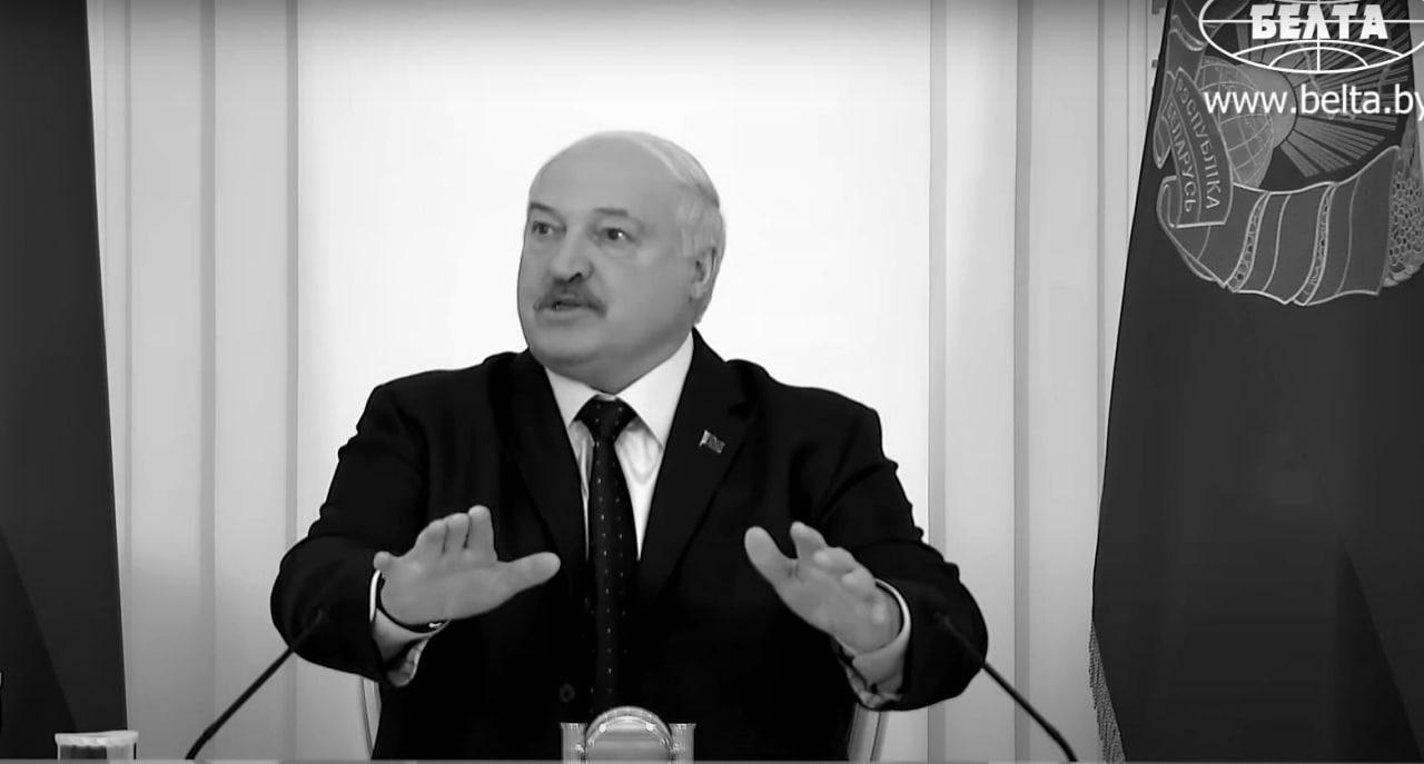 Лукашенко потребовал организовать чтобы владельцы сетей с Лазурного берега шли торговать в белорусскую глубинку В очередной раз он снова берётся за деревню и снова директивы сети должны строить магазины не только в столице но и в неперспективных сёлах На Лазурном берегу живут а в глубинке торговать не хотят заявил он А проблемы знакомые автолавки приезжают когда вздумается и с пустыми полками просрочка на прилавках красная линия магазины в деревнях то ли есть то ли нет Полный разбор совещания на сайте Белорусы и рынок