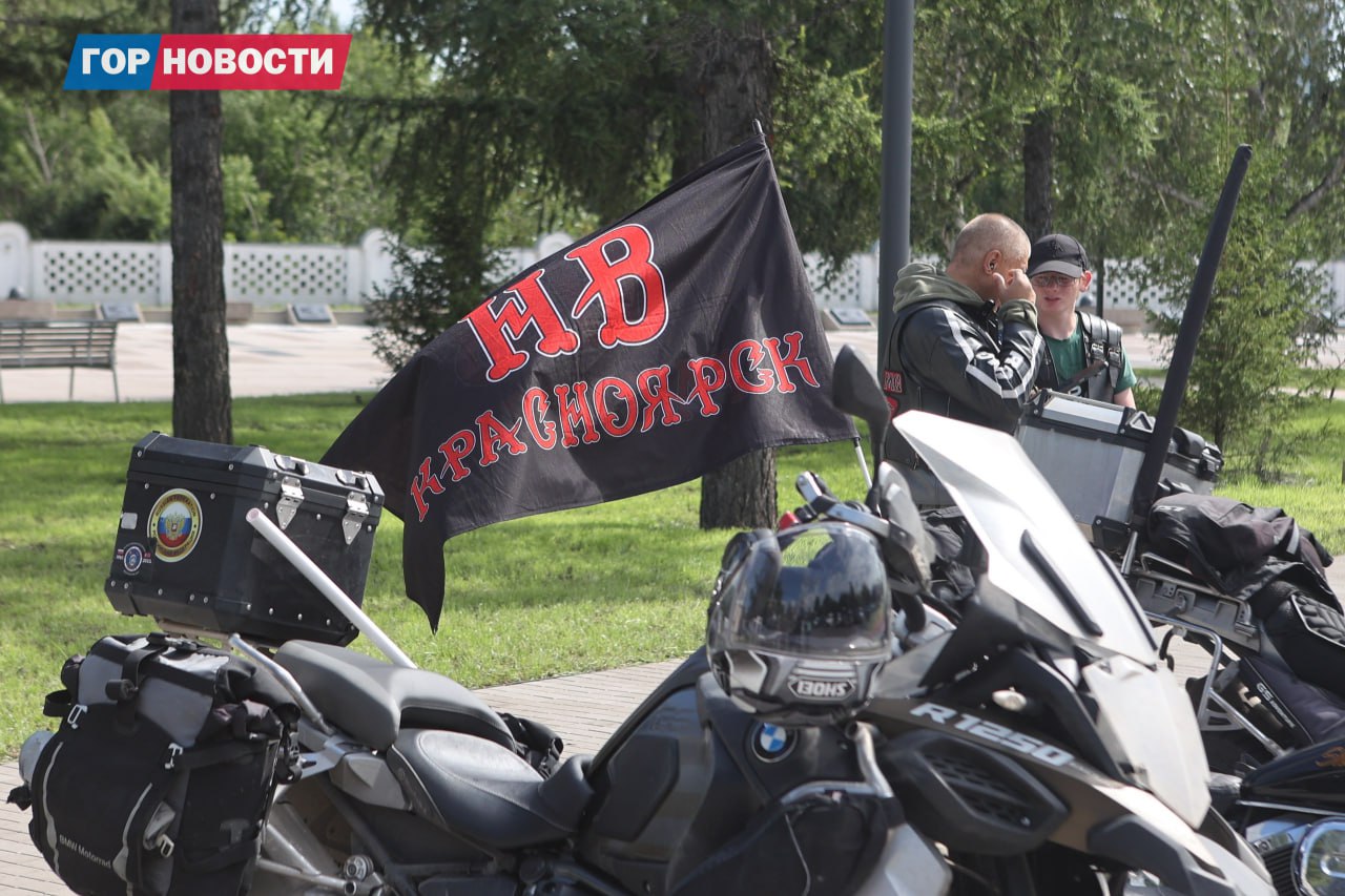 «Ночные волки» в Красноярске  Мотомарш, посвященный 80-летию Победы в Великой Отечественной Войне, стартовал 22 июня у Брестской крепости. По дороге в Южно-Сахалинск мотоциклисты остановились в Красноярске, чтобы почтить память советских солдат. Они возложили цветы к Вечному огню. Церемонию запечатлел наш фотограф Михаил Шуклин.   Также сегодня в 21:00 «Ночные волки» организуют для красноярцев зрелищное мотошоу. Горожан ждут по адресу: ул. Академгородок, 50, стр. 60. Сбор гостей в 20:00.