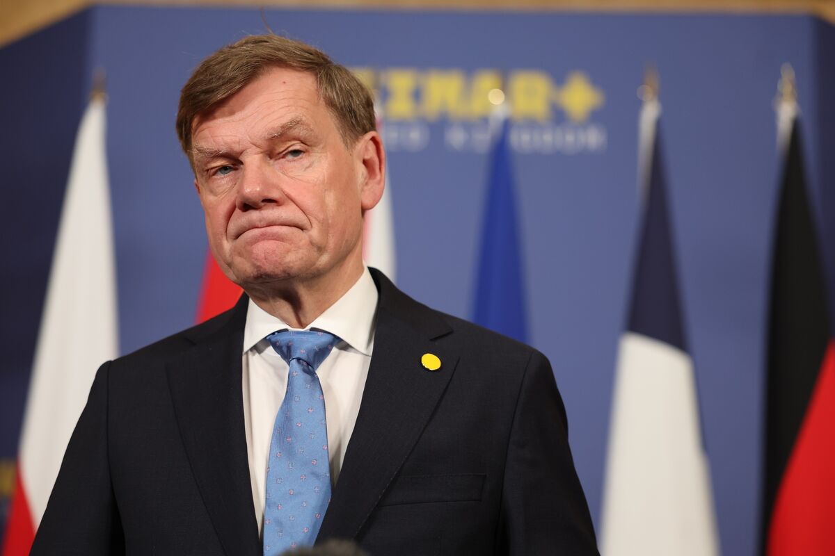 Глава МИД Германии отменил поездку в Пекин из за того что с ним там никто не захотел встречаться Запланированный на 26 октября визит Йоханна Вадефуля в Китай внезапно сорвался поскольку в Пекине для него не нашлось собеседников пишут немецкие СМИ Как заявила представительница МИД ФРГ поездку решили перенести на более поздний срок поскольку китайская сторона не подтвердила ни одной встречи Напоминаем что Глава МИД Германии пообещал Киеву сильную позицию на переговорах с Москвой Russia News Подпишись