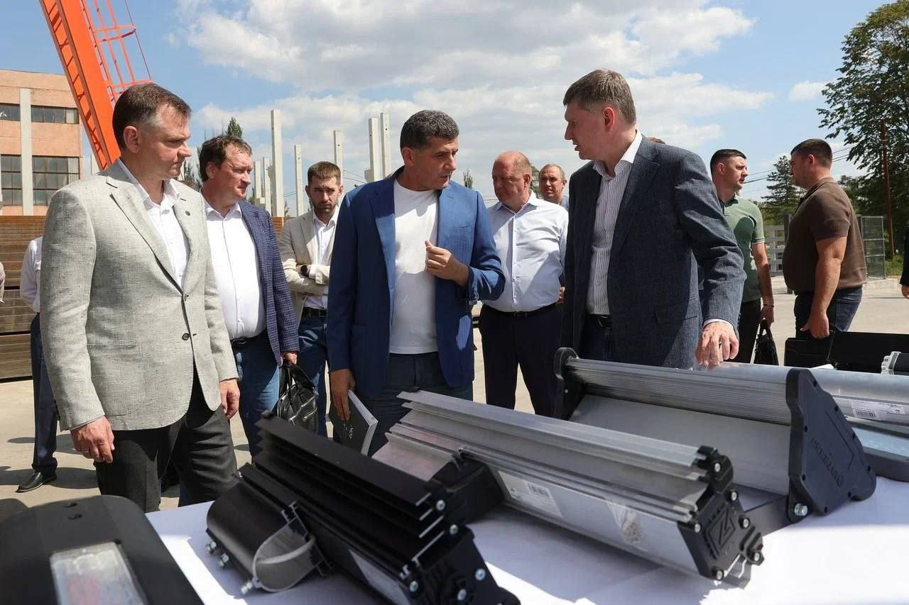 Министр экономического развития РФ Максим Решетников и глава региона Юрий Слюсарь посетили особую экономическую зону «Ростовская» в Новочеркасске  Максим Решетников приехал в Ростовскую область с рабочим визитом. В планах посетить несколько точек, одной из которых стала ОЭЗ «Ростовская». Об этом рассказал глава региона Юрий Слюсарь.  «Проект активно развивается, привлекателен для инвесторов. За год работы особой экономической зоны число резидентов увеличилось до 11. Это важное конкурентное преимущество Ростовской области и новые рабочие места для жителей области», — отметил Юрий Слюсарь.  Так, в прошлом году в ОЭЗ ввели 5 производственных корпусов, по 1,5 тыс. кв. метров каждый. А с начала 2025 года сдали ещё 4 промплощадки. Ещё 6 появится до конца года.  Сообщается, что резиденты ОЭЗ «Ростовская» планируют вложить более 6 млрд рублей инвестиций.  Фото: телеграм-канал Юрия Слюсаря.  «ДОН 24»