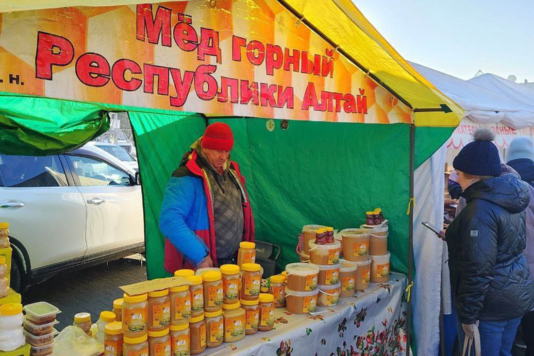 Сельскохозяйственная ярмарка пройдет в Горно Алтайске 20 декабря Традиционно жители и гости города смогут приобрести мясо рыбу колбасные изделия и мясные деликатесы мёд и продукцию пчеловодства талкан кедровый орех и другие товары пользующиеся повышенным спросом Товаропроизводители фермерские хозяйства Республики Алтай а также соседних регионов будут реализовывать свою продукцию на площади Ленина с 10 00 до 16 00
