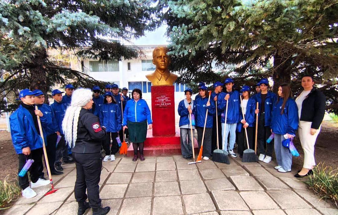 Молодёжь Хлебодаровки от уборки мемориала к изучению истории Ученики Хлебодаровской Школы Чаплинского муниципального округа приняли активное участие в проекте Путь молодёжи двух морей Важным этапом стало благоустройство мемориала Герою Советского Союза Ивану Денисовичу Кудре в селе Хлебодаровка Ребята не только привели памятник в порядок но и познакомились с историей его создания и героизмом защитников малой родины Это событие демонстрирует как современная молодёжь ценит историческое наследие бережно сохраняет память и ответственно смотрит в будущее