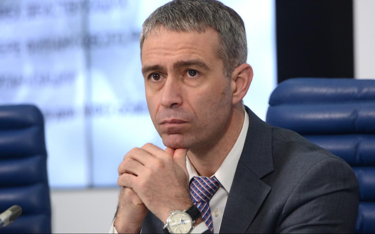 Банк России совместно с правительством намерен законодательно урегулировать рынок рассрочки на жилье предложив механизм перехода прав собственности передачу данных в БКИ и ограничение штрафов руководитель Службы по защите прав потребителей и обеспечению доступности финансовых услуг Банка России Михаил Мамута Важно чтобы после ввода дома в эксплуатацию право собственности переходило покупателю а у застройщика возникало залоговое право Информация о долговой нагрузке будет передаваться в БКИ а условия договора и последствия просрочки будут изложены максимально подробно и в понятной форме с графиком платежей Также закон установит предельные штрафы по рассрочке на жилье Мы предлагаем ограничить штраф не более 20 годовых от суммы просрочки а не от всей задолженности   По его словам сейчас рассрочка на жилье никак не регулируется нет прозрачного раскрытия стоимости квартиры до последнего остаются на балансе продавца а штрафы за просрочку после ввода дома могут достигать 50 от всей суммы долга При этом рассрочка популярна из за высоких ставок по ипотеке у некоторых застройщиков так продается 30 40 квартир Представитель ЦБ добавил что в настоящее время законопроект дорабатывается совместно с строительным и банковским сообществом Дискуссия ведется на профессиональном уровне и мы надеемся что скоро законопроект будет подготовлен коллегами из правительства к внесению в Госдуму