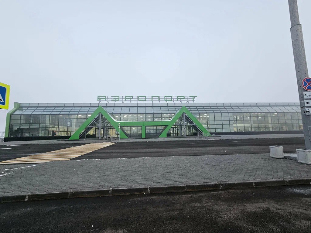 Аэропорт Кургана не хочет пускать провожающих и встречающих, но придется. Бессрочный запрет на допуск в здание аэровокзала без билетов был введен в апреле этого года приказом исполнительного директора. Кто-то из граждан пожаловался в прокуратуру. Прокурор обратился в суд, там приказ признали незаконным. Аэропорт попытался сопротивляться, но решение суда первой инстанции оставили без изменения, а жалобу общества – без удовлетворения. Напомним, еще в прошлом году Минтранс предлагал запретить допуск провожающим и встречающим в терминалы как одну из мер усиления системы безопасности авиагаваней. Но общее для всех аэропортов ограничение так и не ввели. Как видно, устанавливать его по своему почину отдельные аэропорты не могут. ™ Пристегните ремни