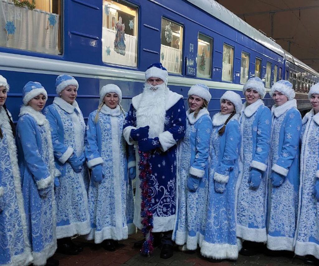 В преддверии зимних праздников Белорусская железная дорога запускает фирменные поезда в Беловежскую пущу к настоящему Деду Морозу Эта добрая традиция радует детей и взрослых по всей стране Поезд отправляется из Минска и следует до Бреста где пассажиров пересаживают в автобус который доставляет их прямо в поместье Деда Мороза Поезда состоят из купейных вагонов а гостей сопровождают весёлые Снегурочки а не обычные проводницы В этом году БЖД проведёт пять праздничных рейсов 12 13 декабря 20 21 декабря 6 7 января 9 10 января В поместье гостей ждёт насыщенная программа встреча с Дедом Морозом и Снегурочкой волшебная мельница прогулка по Аллее знаков восточного календаря и возможность загадать желание на Поляне 12 месяцев В прошлом году в проекте Новогодний поезд к Деду Морозу приняли участие более 1 5 тысячи человек среди которых были туристы из Латвии приехавшие по безвизовому режиму ЗимниеПутешествия БелорусскаяЖелезнаяДорога НовогодняяСказка vileykaby