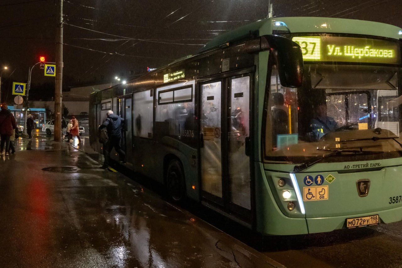 Шесть пассажиров: почему в Петербурге нет ночных автобусов В комитете по транспорту исключили работу ночного общественного транспорта в Петербурге, сообщил депутат ЗакСа Алексей Цивилёв. Комтранс объяснил, что при распределении бюджета приоритет отдаётся маршрутам с высоким спросом в часы пик. "Опыт прошлых лет показал, что постоянные ночные рейсы пользуются крайне низким спросом — в среднем шесть пассажиров за поездку. При этом затраты на их организацию значительно превышают полученную выручку", — следует из ответа Комтранса. Михаил Тихонов/"ДП"