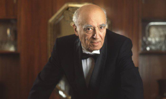 В Москве появится улица Владимира Этуша Новая улица в районе Раменки будет названа в память о выдающемся актере театра и кино ветеране Великой Отечественной войны и легендарном театральном педагоге Владимире Этуше Соответствующее постановление подписал мэр Москвы Сергей Собянин по итогам заседания Президиума Правительства города Улица Владимира Этуша станет частью кинематографического квартала в Раменках Она пройдет рядом с улицей имени Василия Ланового связав на карте двух великих артистов Театра имени Вахтангова Кинематографический квартал в Раменках состоит из одиннадцати улиц названных в честь режиссеров и актеров нашей страны среди которых Алексей Баталов Сергей Бондарчук Олег Табаков Анатолий Папанов Евгений Евстигнеев Фаина Раневская Леонид Гайдай Василий Лановой Олег Янковский Иннокентий Смоктуновский и Андрей Миронов Фото архив редакции Подписаться на Театрал Поддержать донатом