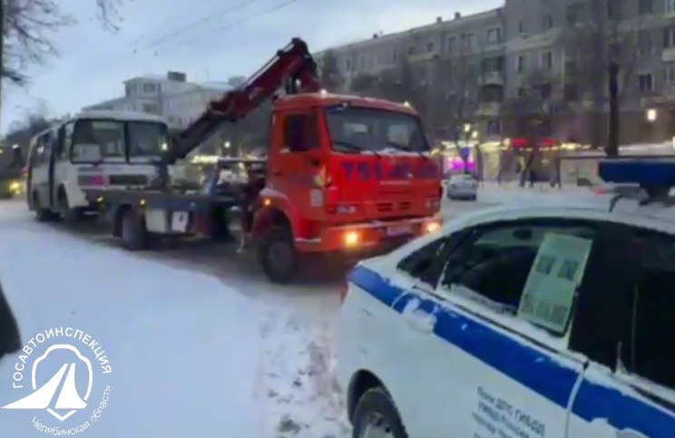 В Челябинске пассажиров перевозила маршрутка с неисправными тормозами gubernia74 ru articles society 1137484 Опасный транспорт выявили инспекторы ДПС во время проверки перевозчиков Еще у одной маршрутки было неисправно рулевое управление Оба автобуса задержаны и помещены на специализированную стоянку до устранения нарушений прокомментировали в ГАИ Челябинской области t me chgub