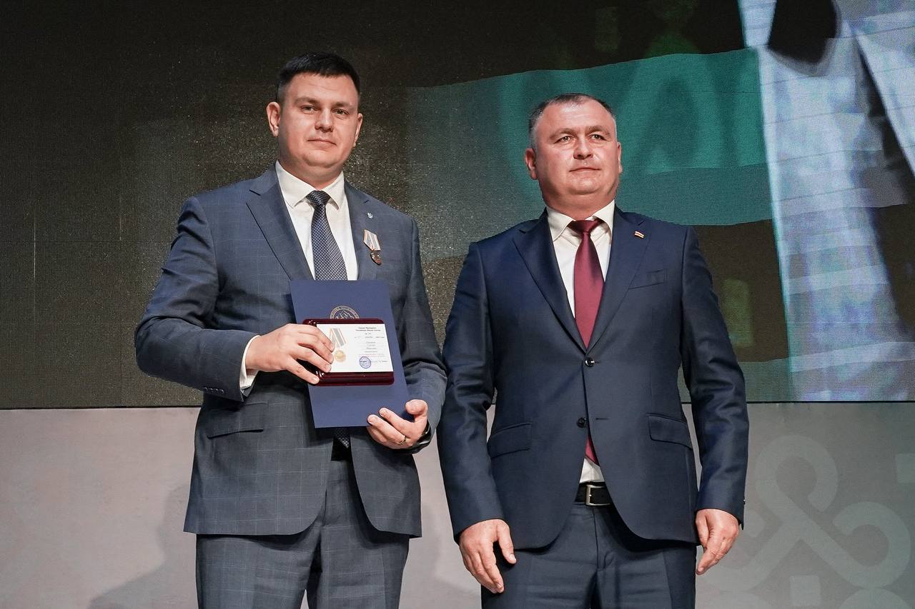 ПСБ рассказал о выдаче банковских карт в Южной Осетии на I Международном экономическом форуме ПСБ стал участником I Международного экономического форума Южная Осетия Горизонты инвестиций который проходит в Цхинвале Сергей Лысиков старший вице президент ПСБ выступил в пленарной сессии Банковская система Республики Южная Осетия точка роста инноваций и технологий Он поделился опытом банка по обеспечению российских пенсионеров проживающих в Южной Осетии картами для получения социальных выплат Для ПСБ эта инициатива имеет особую социальную значимость наши сограждане получили возможность оформить карты не выезжая в Россию все процедуры проходили на территории Южной Осетии Тем кто по разным причинам не смог посетить офисы мы доставили карты лично Сотрудники выезжали ежедневно таким образом мы обеспечили получение карт примерно в 40 населенных пунктах Четверть от общего количества порядка 430 были переданы маломобильным пенсионерам непосредственно на дому рассказал Сергей Лысиков В годовщину образования Республики Президент Южной Осетии Алан Гаглоев вручил Сергею Лысикову государственную награду медаль В ознаменование 35 летия Республики Южная Осетия за вклад в развитие сотрудничества между народами ПСБ выдал в республике порядка 1 8 тыс банковских карт Пенсионные карты ПСБ оформленные в республике ничем не отличаются от карт выпускаемых в России Их держатели могут открывать вклады и накопительные счета пользоваться повышенным кешбэком делать онлайн покупки Оплата картой доступна как в Южной Осетии так и на территории России В июле 2025 года ПСБ открыл в Цхинвале собственное представительство для дальнейшей поддержки российских пенсионеров Здесь можно перевыпустить карту оформить новую обновить персональные данные или получить консультацию по банковским продуктам bankofossetia