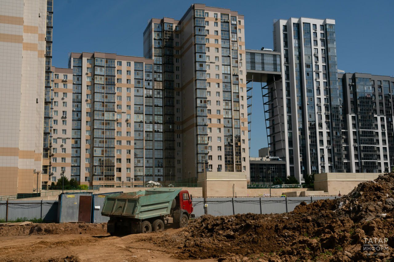 Жители Москвы и Башкирии чаще других приобретают жилье в Татарстане  Управление Росреестра по Татарстану поделилось информацией о том, какие регионы проявляют наибольший интерес к недвижимости в республике.   По итогам 2024 года наибольший спрос зафиксирован из Башкортостана — было зарегистрировано 625 обращений. Москвичи также проявили активность, сделав 529 запросов, а жители Московской области — 485.  В пятерку лидеров вошли Удмуртия и Ульяновская область, жители которых сделали 308 и 285 обращений соответственно.  Наибольшей популярностью пользуется жилье в Казани, на которое пришло свыше полутора тысяч запросов. Набережные Челны и Зеленодольск также интересуют покупателей, однако их популярность значительно ниже.