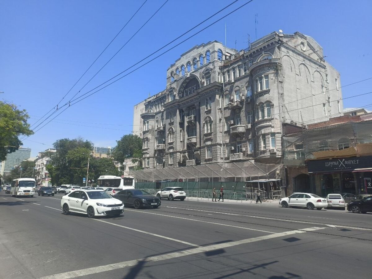 Полицию в Ростове обязали отреставрировать исторический дом к 2028 году Власти поставили сроки для спасения объекта культурного наследия Доходного дома В К и С К Чириковых на проспекте Будённовском 46 Полиция Ростовской области которой принадлежит большая часть здания должна провести полную реставрацию до конца февраля 2028 года Первый этап консервация и противоаварийные работы на фасадах необходимо завершить до 1 августа 2026 года Об этом пишет 161 ru Необходимость срочных работ подтвердило обрушение части фасада в январе 2024 года Несмотря на предписание от 2019 года ремонт так и не был начат что привело к штрафу Полицейский участок ранее находившийся в здании из за его аварийного состояния переехал в 2024 году domostroyrf