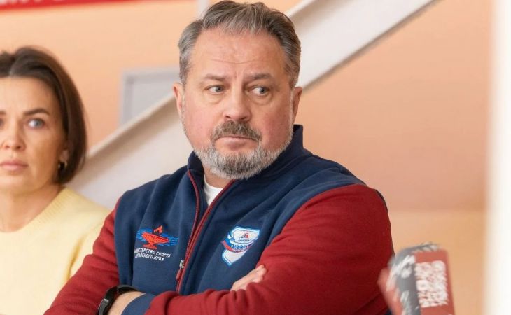 ПолитЦентр from Атмосфера Новости Барнаула Алтайского края Назначение нового министра спорта ожидается в Алтайском крае на текущей неделе На этой неделе должен быть назначен новый министр спорта Алтайского края сообщил Атмосфере близкий к ведомству источник По данным СМИ это советник министра по игровым видам спорта Михаил Панфилов Ожидается что назначение министра произойдет в начале недели Фамилия Михаила Панфилова в связи с этой должностью начала фигурировать в СМИ несколько недель назад Как сообщил источник Атмосферы назначение несколько затянулось в связи с необходимостью урегулирования ряда формальностей и проведением согласительных процедур Михаил Панфилов родился 4 апреля 1967 года в Камне на Оби В детстве увлекся баскетболом играл в городской сборной в своей возрастной группе Занимался бизнесом Долгое время был подробнее на канале ПолитЦентр