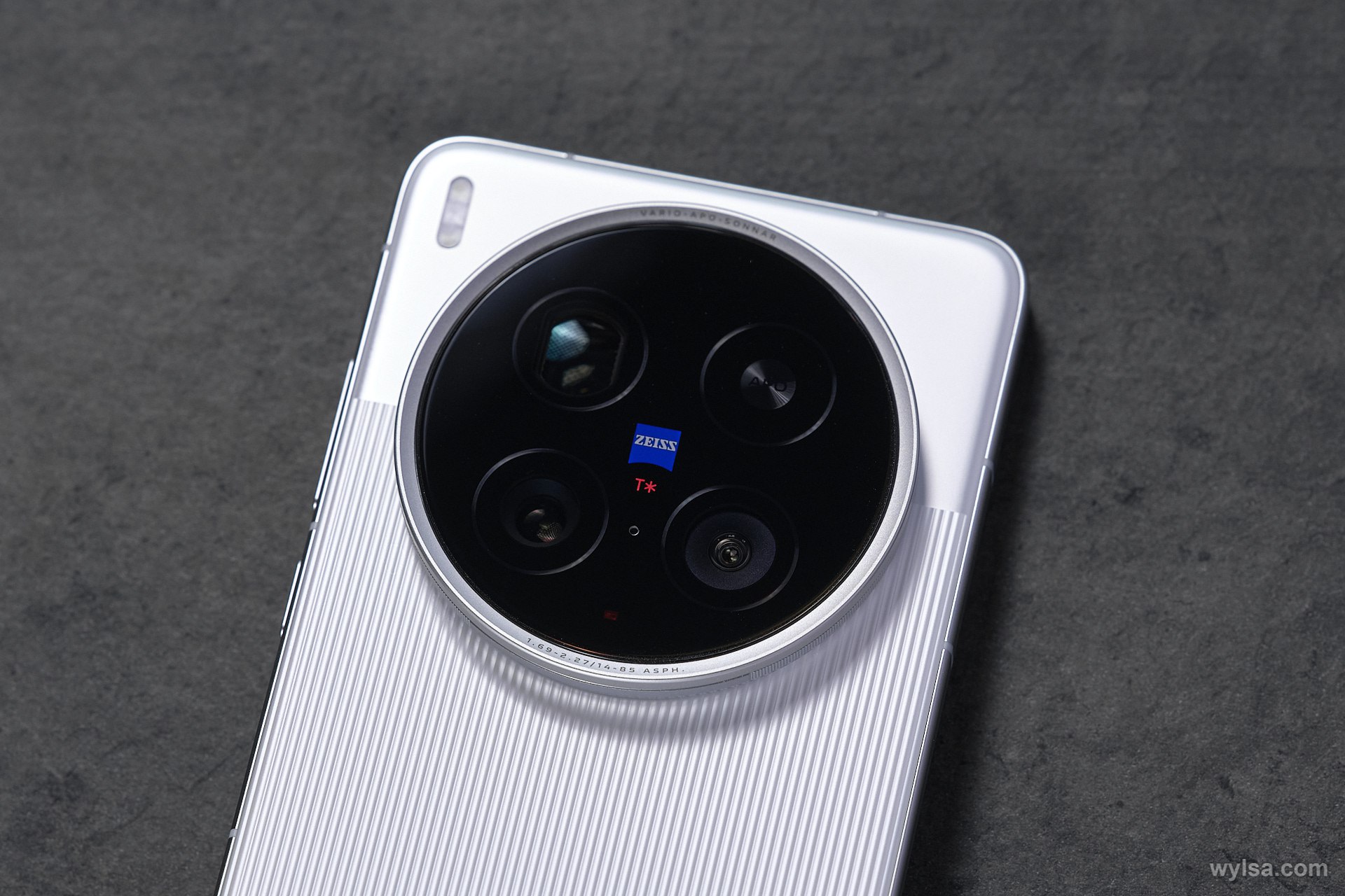 Утечки такими будут камеры главных Android флагманов vivo OPPO Xiaomi и Honor Китайские Android производители скоро представят новые флагманы а значит китайские инсайдеры уже точно знают какие внутри будут комплектующие Вот что известно про новые камеры от Digital Chat Station Xiaomi 16 Ultra получит 50 Мп основную камеру с дюймовым сенсором OmniVision OV50X 200 Мп перископический телеобъектив с поддержкой оптического зума 3 и 5 а также ультраширик с матрицей Sony LYT 600 разрешением 50 Мп У Honor Magic 8 Ultra известны спецификации только двух камер ширик с матрицей OmniVision OV50R на 50 Мп и перископ с оптическим зумом от 4 3 до 7 с Samsung HP9 на 200 Мп Фотоимбочка vivo X300 Ultra получит улучшенный 200 мегапиксельный сенсор Sony LYT 990 а также объектив ЭФР которого останется идентичным предшественнику 35 мм перископический телеобъектив с сенсором Samsung HPB и неназванный ультраширик Главное чтобы не случился даунгрейд с последним всё таки у X200 Ultra лучший ультраширик на рынке Больше всего инсайдов по камерам у OPPO Find X9 Ultra ширик с матрицей Sony LYT 900 на 200 Мп 50 Мп ультраширик 200 Мп телевик перископ и второй перископический телевик на 50 Мп с двухсоткратным зумом чтобы акварели было ещё больше чем обычно Автор Ян Дашевский