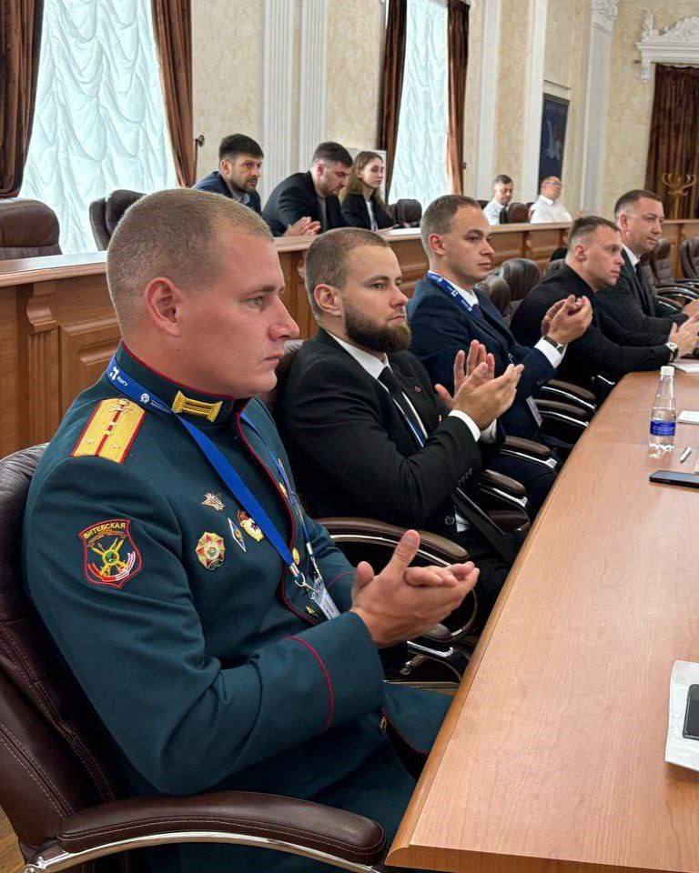 В Байкальском государственном университете торжественно открыт образовательный проект «Герои Приангарья» Всего 31 финалист начали путь к новым знаниям и навыкам, ещё 39 участников — в резерве, они присоединятся после демобилизации Особенно приятно, что один из финалистов, ранее обращался ко мне за поддержкой вопрос мы решили вошел в число финалистов программы «Герои Приангарья» Он на передовой в окопе проходил тесты, параллельно организовал научно-технический центр при своей дивизии, по Беспилотным системам Бесконечно восхищаюсь нашими сильными мужчинами, нашими Героями! Желаю только Победы! Долгожданный проект, объединяющий тех, кто своей храбростью и готовностью защищать Родину доказал высшую меру ответственности и силы духа Как член Общественного совета по реализации региональной программы «Герои Приангарья» хочу отметить, что данный проект не просто обучение - это будущее Приангарья, а оно должно быть в руках тех, кто заслужил право строить сильный регион своими поступками! Желаю участникам стойкости, новых знаний и уверенности в своих силах #Василькова #Госдума #ИркусткаяОбласть #СемейнаяПриемная #КиберЛюди