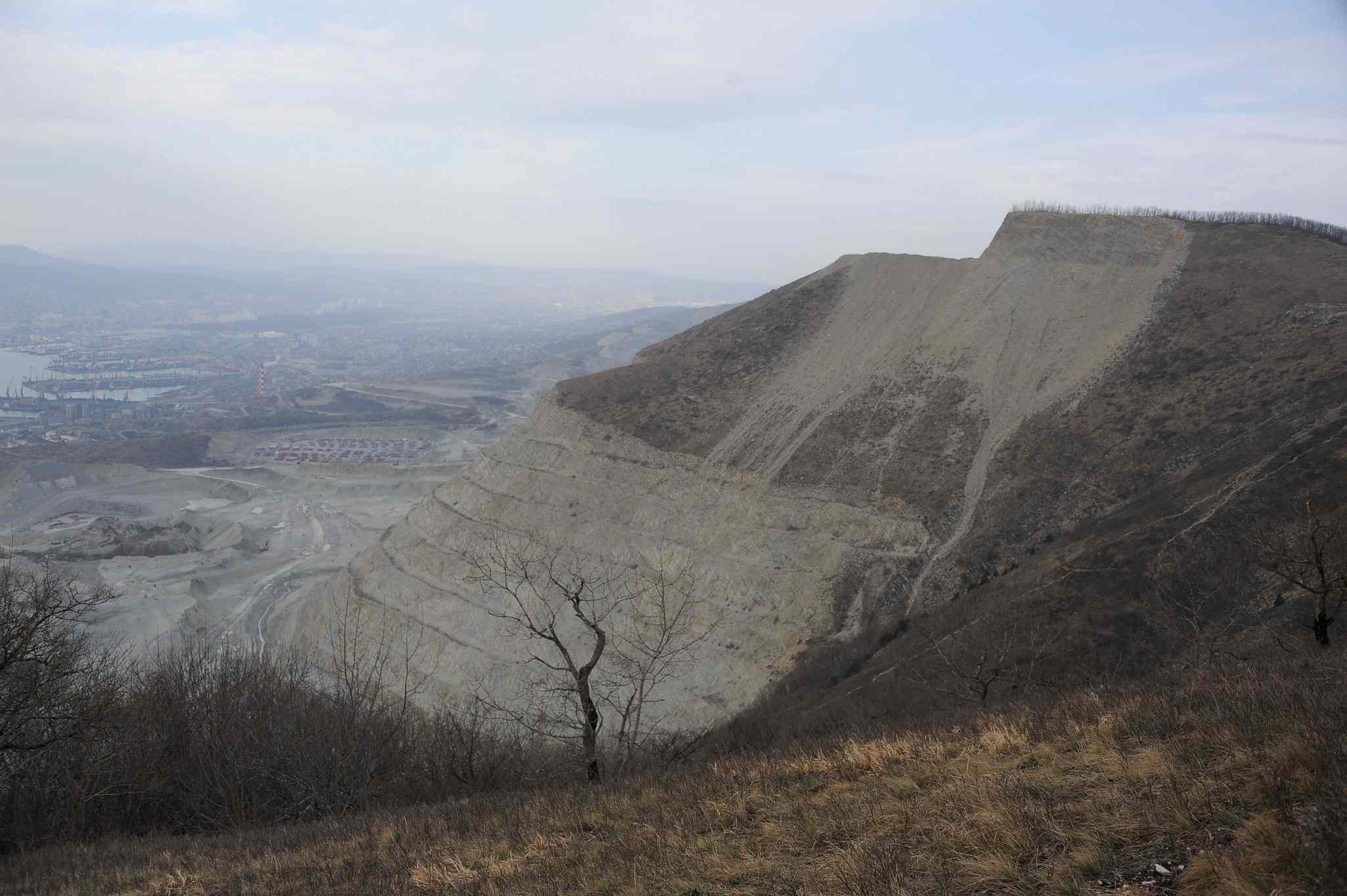 НР экономика Производителей цемента в Новороссийске оштрафовали на 700 миллионов из за завышенных цен Группе АО Газметаллпроект в которую входят компании Верхнебаканский цементный завод и Новоросцемент согласно решению Арбитражного суда города Москвы предстоит выплатить штраф 696 554 700 42 рублей Он был наложен Федеральной антимонопольной службой еще в 2023 году когда цены на продукцию предприятий были признаны завышенными Как сообщает ведомство темпы роста цен на цемент в 2023 году в Южном федеральном округе превысили аналогичный показатель за 2022 год Анализ показал что показатель рентабельности в 2023 году увеличился в два раза по отношению к 2022 году при этом экономические факторы обосновывающие рост цен отсутствовали Группа лиц Газметаллпроект является крупнейшим производителем цемента в Южном федеральном округе и занимает доминирующее положение на этом рынке Эту группу лиц ФАС обвинила в злоупотреблении своим положением и наложила оборотный штраф Представители АО Газметаллпроект обжаловали это решение Но Арбитражный суд Москвы признал его законным novorab official Мы в МАХ