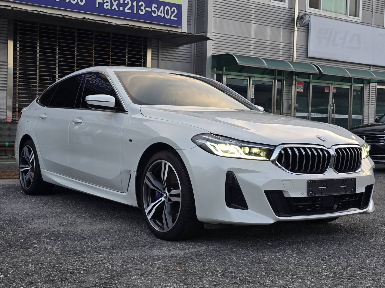 BMW впервые после 2022 года уделала китайский премиум Несмотря на то что официальные поставки BMW прекращены более трёх лет назад рост продаж марки в сентябре обеспечил параллельный импорт подсчитали в Автостат данные продаж в новых премиальных авто в предыдущем месяце Распределение премиум марок BMW 1 741 шт 50 Exeed 1 652 шт 54 Tank 1 529 шт 50 Hongqi 1 203 шт 69 Lixiang 1 141 шт 38 Exeed Уступил лидерство после двух месяцев на первом месте июль и август Продажи остальных премиум брендов в прошлом месяце составили менее 1 тыс автомобилей у каждого