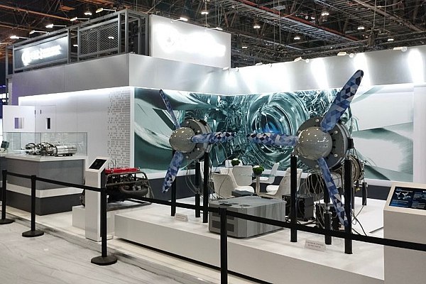 ОДК демонстрирует новейшие разработки для перспективных БПЛА на выставке Umex Объединенная двигателестроительная корпорация Госкорпорации Ростех представила на Международной специализированной выставке Umex 2026 малоразмерные двигатели и новейшие перспективные разработки демонстраторы гибридной силовой установки энергоузла и модуля высокомощной аккумуляторной батареи Они могут применяться в составе перспективных летательных аппаратов Об этом сообщает AVIA RU На Международной выставке Umex в Объединенных Арабских Эмиратах ОДК демонстрирует инновационные разработки которые развивают перспективное направление БПЛА различного типа aviaru net n291638