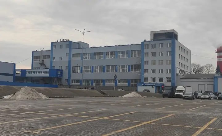 Руководство крупного предприятия ВПК в Ростове на Дону обвинили в масштабных хищениях при выполнении гособоронзаказа Речь идет о сумме свыше 2 млрд рублей Следком РФ сообщил о направлении в суд уголовных дел в отношении руководства и собственников ростовского ООО 10 й подшипниковый завод выпускающего продукцию для российской армии По версии следствия с 2020 по 2024 год фигуранты похитили более 2 2 млрд рублей поставляя подшипники по гособоронзаказу по завышенным ценам Также как утверждается они фальсифицировали документацию связанную с поставками продукции Следствие также считает что ущерб в особо крупном размере был нанесен не только государству но и 16 другим промышленным предприятиям Суд арестовал имущество обвиняемых на сумму более 5 млрд рублей