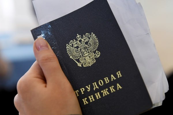 Профессор ВШЭ объяснил необходимость законопроекта о работниках-совместителях Он призван устранить «коллизию» ТК РФ в вопросе выплат пособий подсчёта среднего заработка таким сотрудникам. Об этом в эфире радиостанции «Говорит Москва» рассказал профессор кафедры трудового права и права социального обеспечения ВШЭ Александр Чеботарёв. Вопрос касается только лишь разницы в выплате пособий подсчёта среднего заработка в связи с увольнением совместителя по сокращению численности или штата. На сегодняшний день такие пособия могут получать только основные работники. Совместители этого лишены. В связи с этим вносятся изменения, это было предметом рассмотрения Конституционного суда, это не инициатива наших депутатов. Эта поправка вносится в связи с исполнением решения Конституционного суда по конкретному делу Вячеслава Сергеева. Суд признал неконституционным некоторые нормы трудового кодекса, и сейчас наши законодатели устраняют эту коллизию.