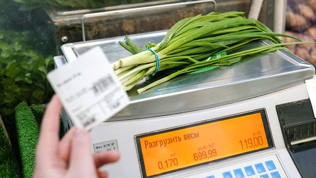 Давить на массу торговле хотят установить единую весовую единицу измерения товаров С таким предложением в Минпромторг и Роспотребнадзор обратились депутаты Госдумы Сегодня вес продукции может указываться как в килограммах так и в граммах что нередко приводит покупателей к необоснованным тратам Инициативу поддерживают в Национальном союзе защиты прав потребителей и общественном совете при Роспотребнадзоре рассматривая ее как меру против возможного обмана граждан В 2023 году в Госдуму уже вносился законопроект об установлении единой цены в килограммах или литрах однако он не был принят из за дополнительных расходов торговли на замену ценников