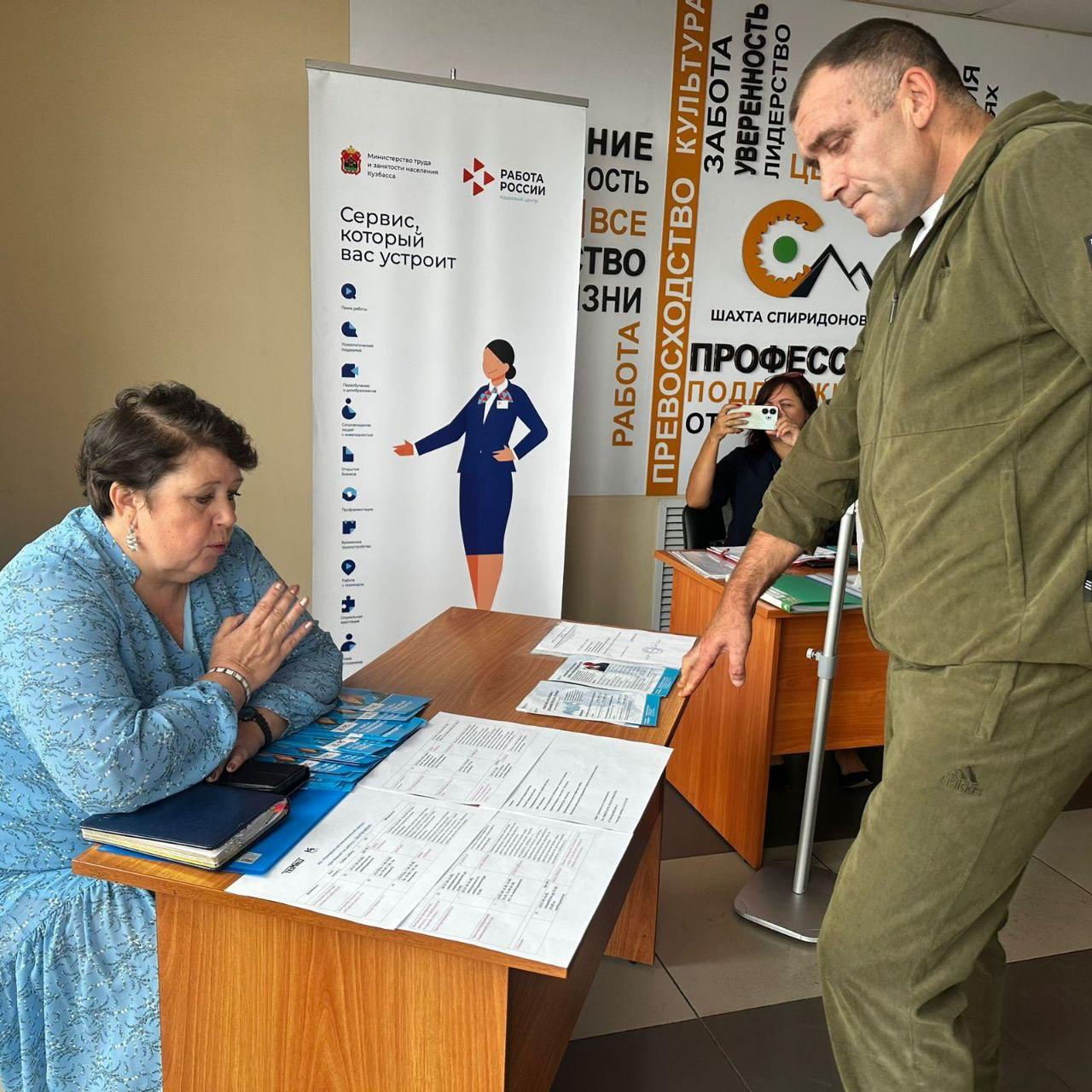 Горнякам "Спиридоновской" зарплату за май перечислят до конца следующей недели, сообщил председатель правительства Кузбасса Андрей Панов Сумма долга 86 миллионов рублей. Деньги поступают от продажи угля. По информации руководства шахты, за последние 3 дня на обогащение отправили 17 тысяч тонн топлива. На предприятии организовали пункты службы занятости. Вести-Кузбасс Новости