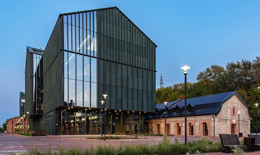 В Перми официально завершилось строительство новой галереи В Перми подрядчик получил заключение о соответствии нового здания галереи нормативным требованиям и проектной документации Как сообщил губернатор Дмитрий Махонин это означает завершение процесса строительства объекта Дата открытия галереи еще не назначена Новое здание галереи построено на территории социокультурного пространства Завода Шпагина Общая площадь объекта составляет 21 6 тысяч кв м Это почти в 7 раз больше чем в бывшем здании собора В новое здание планируется перевезти почти 60 тысяч предметов искусства Планируется организовать работу библиотеки образовательного центра и научного архива Подписаться на Интересную Пермь в ТГ в МАХ