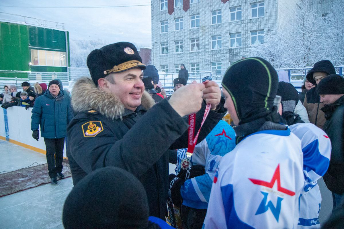 На Северном флоте прошел Новогодний турнир по хоккею среди детских команд  В упорной борьбе победу в соревновании одержала команда «Торос» Центра материально-технического обеспечения, завоевав золотые награды турнира. Второе место досталось команде «Тайфун» подводных сил Северного флота.  Фото: пресс-служба Северного флота.