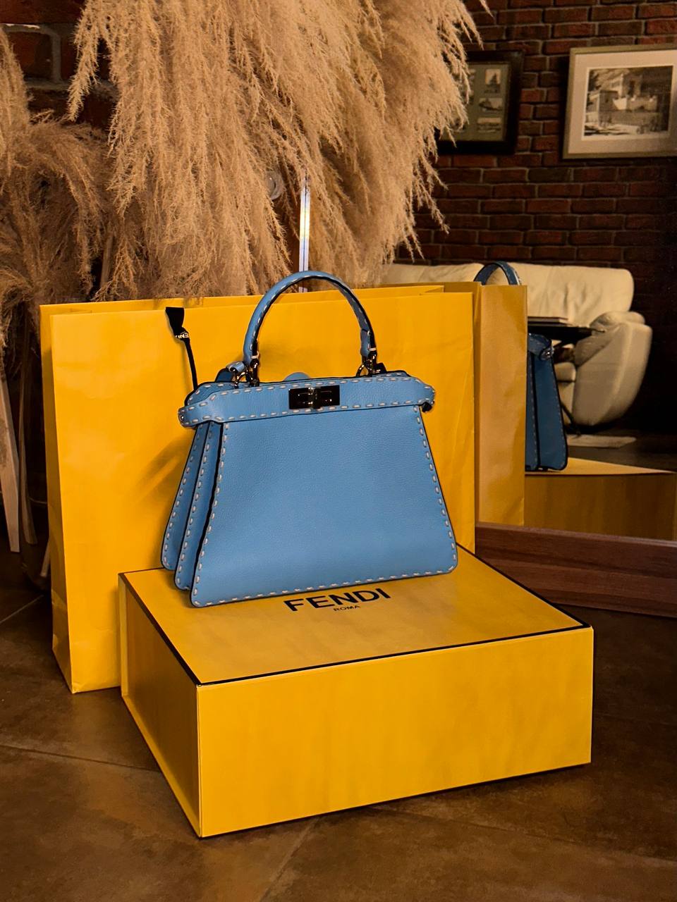 Компания Fendi зарегистрировала в России два товарных знака Это логотип для печатной продукции а также товарный знак текстуры ткани предназначенной для изделий из кожи и предметов одежды Как отметил ТАСС заявки о регистрации были поданы модным домом в ноябре 2024 года Роспатент принял положительные решения в январе 2026 года Итальянская компания Fendi принадлежащая LVMH Louis Vuitton Moet Hennessy теперь может распространять в РФ упаковочные коробки а также продавать сумки одежду аксессуары и обувь Подписаться на Говорит Москва Telegram VK MAX