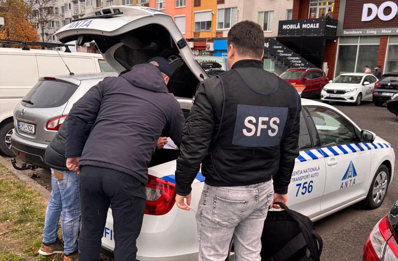 В Кишинёве оштрафованы десятки таксистов Государственная налоговая служба совместно с Национальным агентством автотранспорта и Инспекторатом национальной общественной безопасности произвела проверки работы столичных таксистов В ходе рейдов выявлялись нарушения налогового законодательства среди которых ведение деятельности без регистрации невыдача фискальных чеков и недекларирование доходов По результатам проверок десятки таксистов были оштрафованы а информация о нарушениях направлена для дальнейшего контроля и предупреждения подобных случаев MIR24MOLDOVA Подпишись