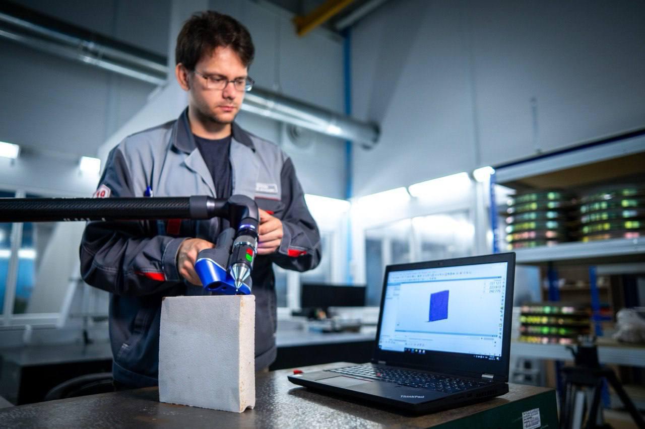 Разработка калужского предприятия вошла в топ 10 прорывных решений 2025 года Учёные обнинской Технологии запатентовали инновационный способ изготовления сверхпрочных керамических форм для металлургии алюминиевых сплавов Это пример исследования которое отвечает актуальным потребностям отрасли Сейчас в металлургии идет активная замена огнеупорных материалов содержащих асбест они обладают канцерогенными свойствами на экологически чистые материалы рассказал Владислав Шапша Инновационное решение калужского предприятия упростит и ускорит производство высокопрочной огнеупорной керамической оснастки необходимой для выплавки металлических деталей По данным Роспатента научная разработка Технологии вошла в топ 10 прорывных изобретений 2025 года Надо отметить что десять прорывных изобретений года были отобраны из 15 тысяч получивших патент Это те решения которых способны менять целые отрасли и улучшать повседневную жизнь людей добавил губернатор Подписывайтесь на наш канал в Максе