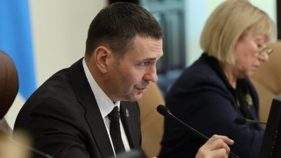 Дмитрий Демешин объявил о повышении заработной платы педагогов Губернатор Хабаровского края принял решение о переходе на новую систему оплаты труда работников образовательных организаций Об этом глава региона объявил на расширенном заседании общественного совета министерства образования и науки края Глава региона подчеркнул что поддержка отрасли образования и педагогов является приоритетом государственной политики Как отмечает Президент страны Владимир Владимирович Путин именно образование его доступность и качество являются ключевым фактором основой долгосрочного успеха развития России Фото Антон Шевченко Пресс служба Правительства Хабаровского края Подробнее на сайте Вести Хабаровск