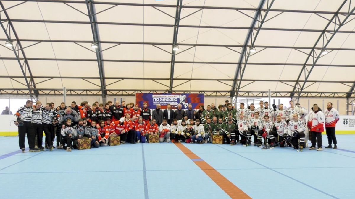 Тула принимает Чемпионат России по хоккею на роликах среди мужчин   newstula ru fn 1743757 html 24 октября в Туле состоялось торжественное открытие главного события года в отечественном роллерспорте Чемпионата России по хоккею на роликовых коньках среди мужских команд Церемония открытия прошла на современном тульском роллердроме и началась с яркого выступления барабанщиков   Прислать новость Подписаться