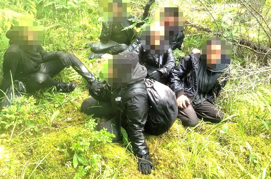 На территории Латвии совместный литовско-латвийский патруль пограничников задержали 6 мигрантов из Эфиопии, которые нелегально прошли беларусско-латвийскую границу Во время преследования, которое длилось около 2 км, служебной собаке пришлось плыть вдоль реки. Это уже второе столь успешное задержание, в литовской овчарки Грау, которая демонстрирует особые способности к выслеживанию. YouTube поддержать канал на