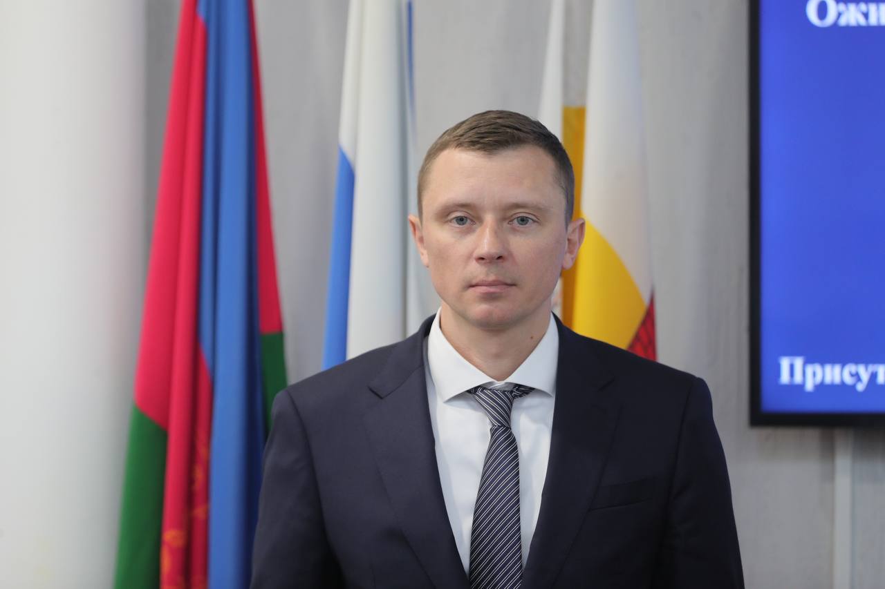 На должность заместителя главы Краснодара согласован Виталий Казликин Он будет курировать вопросы гражданской защиты, казачества и военнослужащих. Казликин родился и вырос в Краснодаре. Окончил Академию государственной противопожарной службы МЧС России, а также Академию государственной службы при Президенте РФ. Новости Краснодара