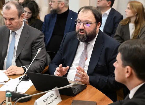 Доля IT в ВВП растет Максут Шадаев в ходе заседания комитета Госдумы по информационной политике информационным технологиям и связи подвел итоги 2025 года для IT отрасли Вот главная информация Доля IT в ВВП в 2025 году составила 2 7 что на 0 2 п п больше чем годом ранее Объем продаж отечественных IT решений и услуг в минувшем году вырос на 14 5 до 5 15 трлн руб Количество продуктов в реестре отечественного ПО увеличилось на 20 и составило 29 6 тыс Численность IT сотрудников на конец 2025 года составила 1 12 млн человек прирост в 13 по сравнению с 2024 годом Средняя зарплата айтишников в 2025 году достигла 217 7 тысячи рублей увеличившись на 11 2 Программой льготной IT ипотеки воспользовались 11 75 тысячи человек а всего с момента старта программы льготную ипотеку оформили 93 тысячи айтишников СофтТех