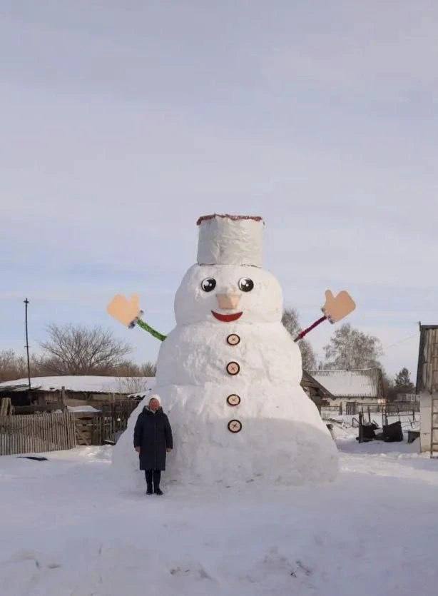 5 метровый снеговик построили в Курьинском районе На своей усадьбе в селе Краснознаменка его возвели местные жители Юрий и Татьяна Слепцовы пишет Вести Алтай Скатать такие огромные шары было сложно снег трамбовали в специальной опалубке Фото Вести Алтай