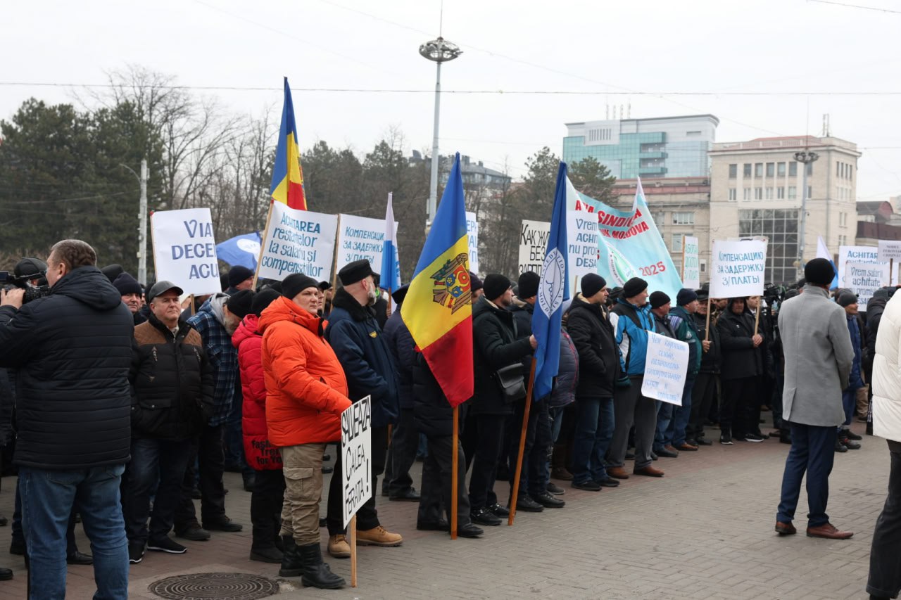 Железнодорожники пикетируют правительство Молдовы из-за долгов по зарплате.  Работники предприятия «Железная дорога Молдовы»  ЖДМ , которые не получали зарплаты с лета прошлого года, пикетируют правительство с требованием погашения задолженности и увеличения выплат. Как сообщают СМИ, свыше 100 человек вышли на главную площадь Кишинёва с транспарантами «Верните заработанные деньги», «Чем кормить семью, оплачивать коммунальные услуги и кредиты», «Спасите железную дорогу».  Присутствующий на акции протеста председатель Федерации профсоюзов железнодорожников Иван Запорожан рассказал журналистам, что госпредприятие не платит зарплаты с августа прошлого года. По его словам, задолженность достигла примерно 190 млн леев.  «Люди в отчаянном положении. Они вынуждены брать кредиты, чтобы оплачивать счета. Многочисленные обращения к властям остались без ответа», — отметил профсоюзный лидер. Он также сообщил, что на ЖДМ работают около 4850 человек. У некоторых из них зарплаты на уровне 3500 леев, что является нарушением законодательства. Федерация требует повышения минимальной зарплаты до 5500 леев.  ЖДМ уже много лет находится в тяжёлом финансовом положении, на некоторых филиалах предприятия прошли забастовки, в ходе которых трудовые коллективы блокировали железнодорожные пути. Ситуация на короткий срок улучшилась с увеличением транзита зерна и других товаров между Украиной и странами ЕС по территории Молдовы после 2022 года. Власти республики при поддержке ЕС даже начали срочную модернизацию железнодорожных путей для наращивания товарооборота, однако с начала 2024 года перевозки по железной дороге вновь стали сокращаться.