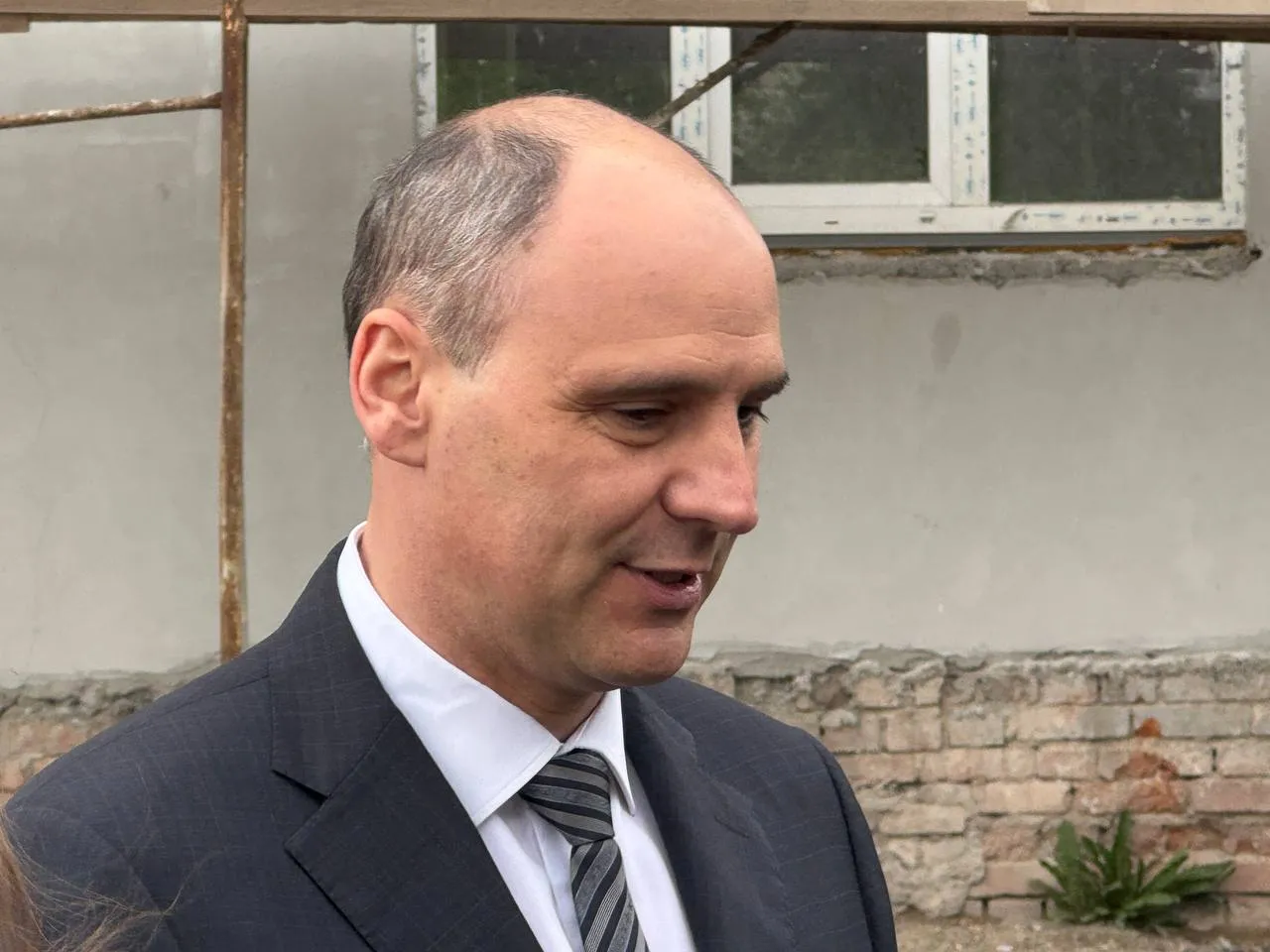 Денис Паслер прокомментировал ситуацию с попыткой нападения на него Вчера во время празднования Первомая произошел инцидент который вызвал много версий случившегося В действительности обычный человеческий фактор житель Оренбуржья не учитывая повышенные меры безопасности на массовом мероприятии слишком эмоционально демонстрировал желание пообщаться чем сразу привлек внимание и потому был задержан при попытке приблизиться Соблюдать общественный порядок в местах массового скопления людей необходимо тем более в нынешних условиях Однако знаю наверняка что он не хотел нанести вред Поручил обеспечить мужчине необходимую юридическую поддержку Сам Серик Таспаков 42 летний оренбуржец вину тоже не признал по его словам он приехал по просьбе трудящихся чтобы уговорить Паслера вернуться в Оренбург спешил лично поздравить Дениса Паслера с Первомаем вот и не рассчитал скорость