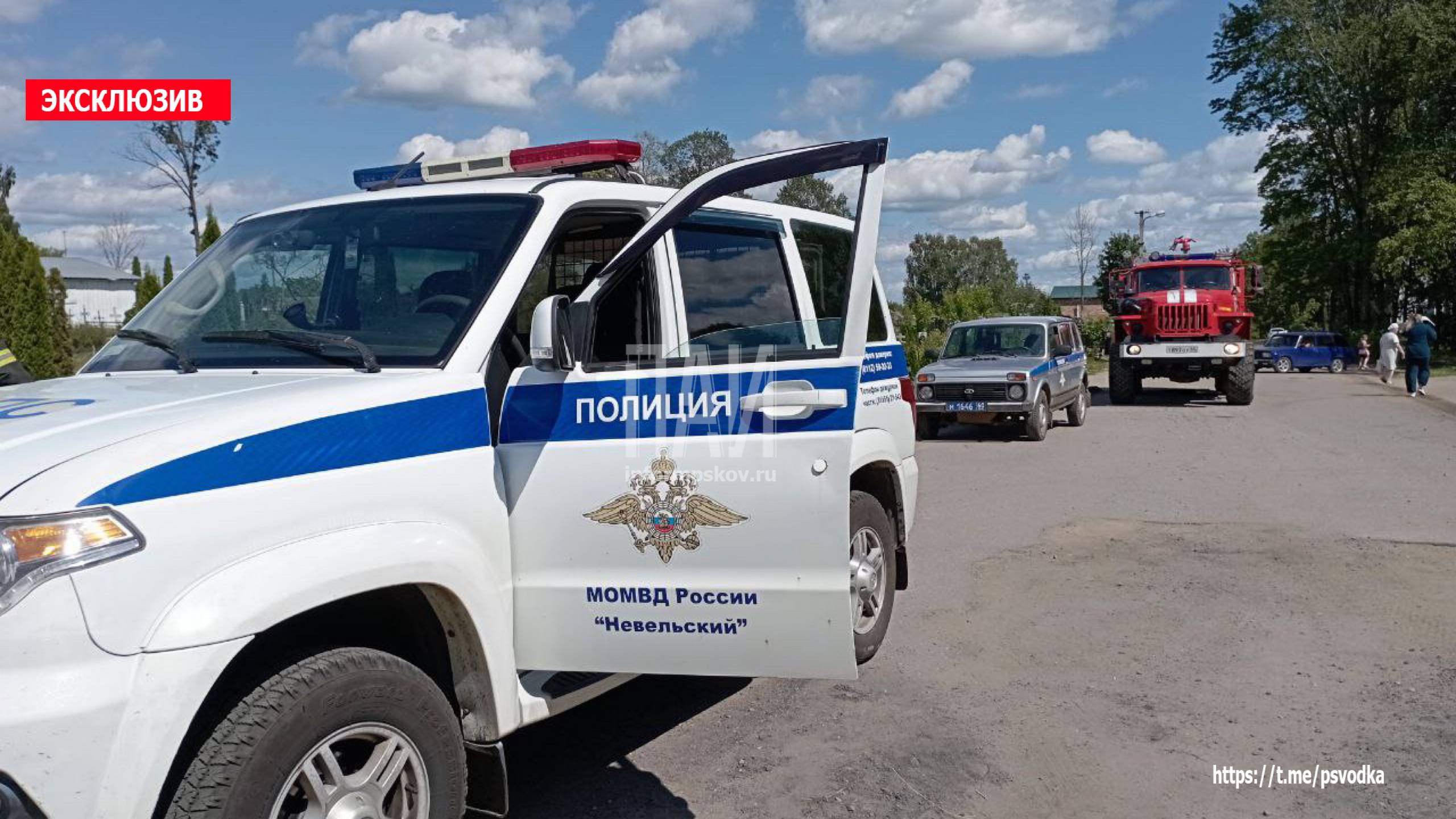 В Невеле, на площади Коммуны, ребёнок 2017 года рождения, по словам очевидцев, не спешившись, пересекал пешеходный переход на велосипеде при запрещающем сигнале светофора и столкнулся с автомобилем Opel Zafira под управлением женщины-водителя. В результате ДТП ребёнок получил царапины от собственного велосипеда. Прибывшая бригада скорой помощи обработала рану, госпитализация не потребовалась. На месте работали: скорая помощь, пожарные подразделения, сотрудники ГАИ и полиции. Обстоятельства происшествия выясняются.